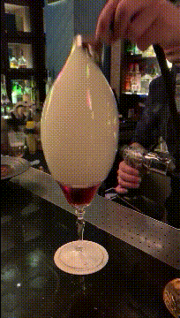 |搞笑GIF趣图妹子你在我面前摇啥呀,都摇晕了!