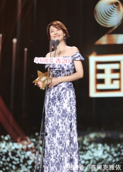 马伊琍|马伊琍真是中年女性穿搭典范,一袭黑色连衣裙成熟优雅,端庄稳重