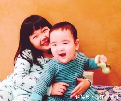 孩子|姐弟俩“大打出手”,弟弟战袍破烂不堪,两人模样逗笑宝妈