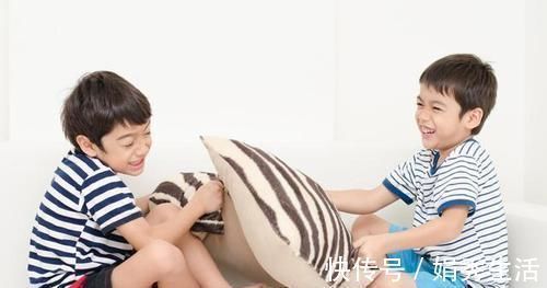 兄弟|双胞胎兄弟的一个细微改变,长大后判若两人,原因很多父母不知道