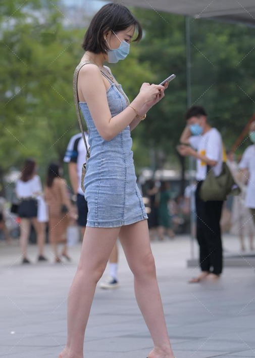 穿搭 牛仔连衣裙搭配金色精致包包，韵味十足
