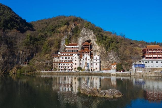 丹霞地貌|郴州有一个神奇的县，什么建筑都喜欢建在山洞里