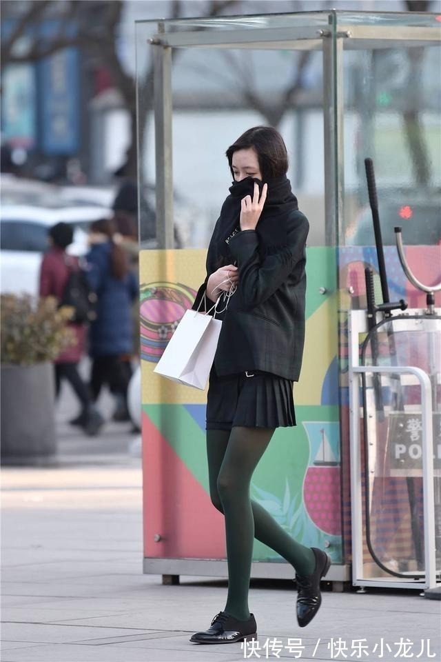 身材高挑 墨绿色棉袜搭配黑色百褶裙,骨感身材的美女,更会秀身材