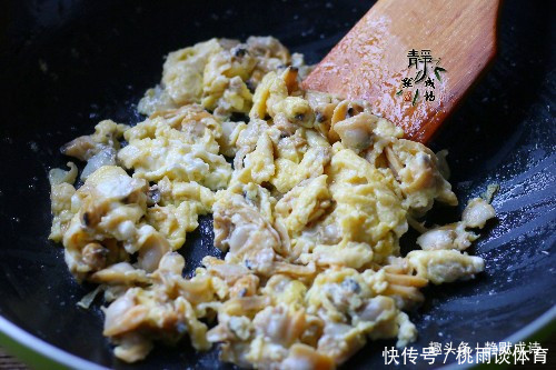  番茄|夏天，鸡蛋换个炒法，味道和营养都翻倍，比番茄炒蛋好吃百倍