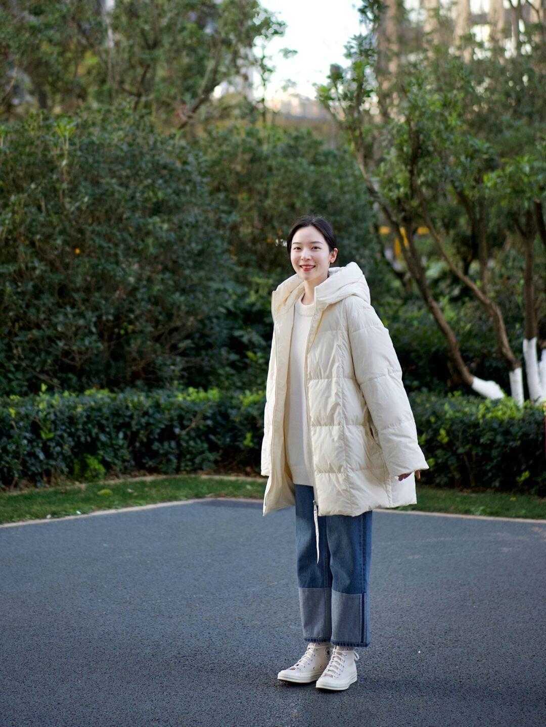 羽绒服 爱美的女人穿羽绒服不配打底裤,这些裤子更时髦个性,你有几条?