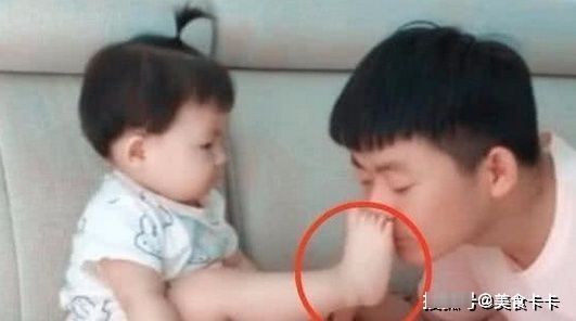 徐爸爸|年轻爸爸闻了下宝宝小脚,假装被熏晕,宝宝接下来的举动太可爱了