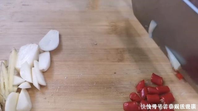 我家草鱼从不红烧,教你懒人做法,不加一滴水,上桌被全吃光!