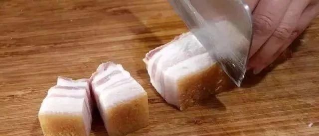 不腻|做红烧肉别再用酱油和啤酒了,用它炖,入口即化,一点都不腻!