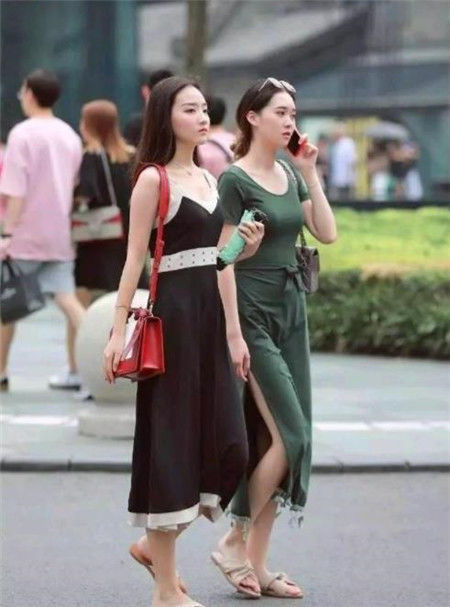 粉色|街拍身穿粉色上衣的小姐姐,忧郁的表情,可爱又动人