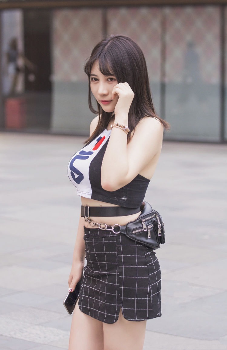 街拍:小姐姐身穿粉红色百褶裙,亮丽又大气,更显青春活力范