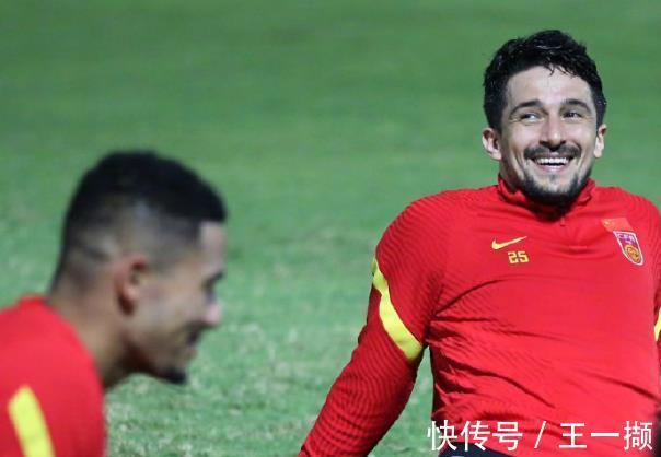 中国足球|国足生死对决:四大归化各领风骚争议不断,三个疑问如何理解