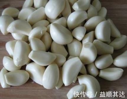 腌腊八蒜别只会加醋,多加这2种调料,蒜瓣清脆可口,1天就变绿