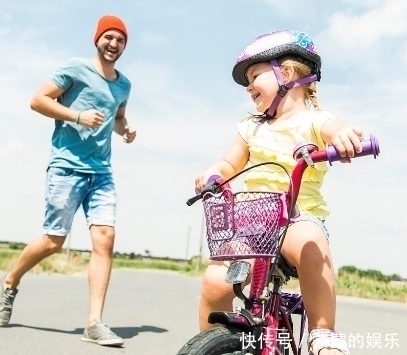 女儿|爸爸去接女儿放学,故意抱错小孩假装回家,女儿的做法太解气了