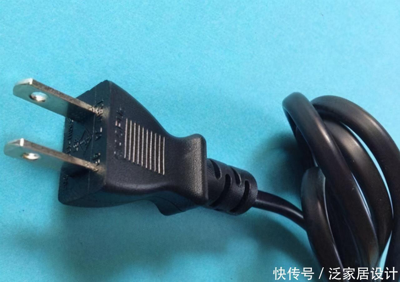 插头|用了这么多年的插座,都没注意插头上有2个孔,能有如此大的用意