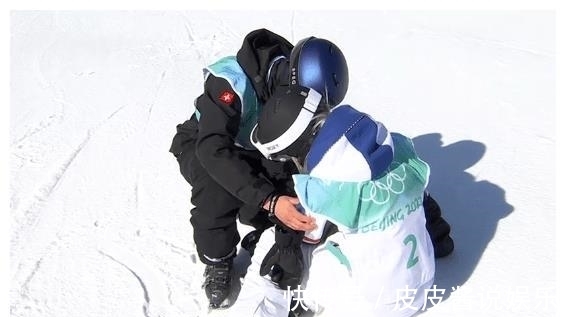 go对手遭绝杀失声痛哭,谷爱凌贴心安慰!前3名拥抱在一起,太暖了