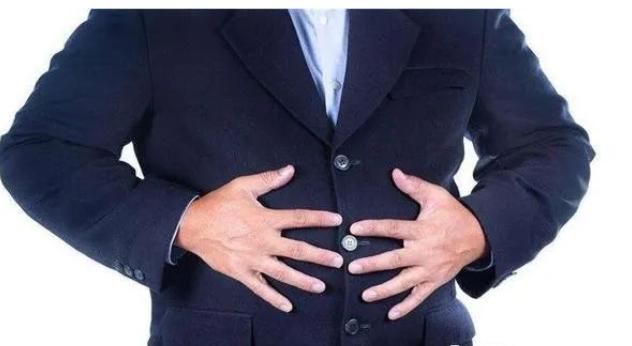 凹洼处|胃痉挛发作，上腹部的剧烈疼痛，按揉人体”这个穴位“能快速止痛