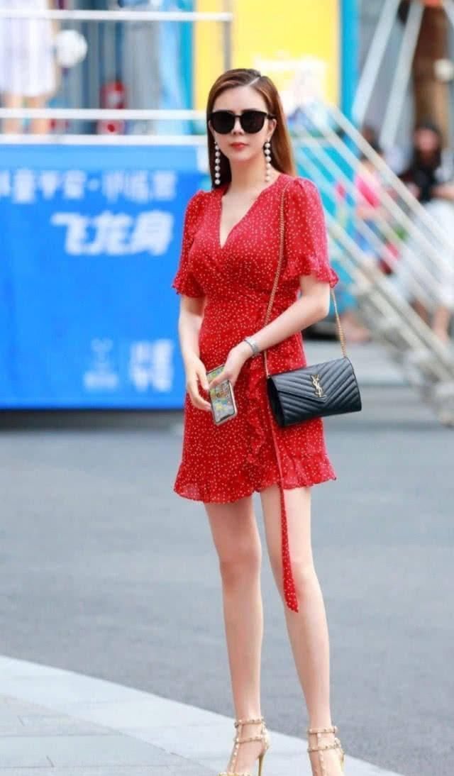 街拍腿直的妹子亭亭玉立,大妈款红裙穿出了某宝“卖家秀”感觉
