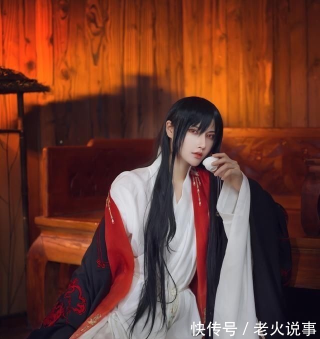 言生cos《哑舍》老板,红眼睛长头发,感觉青春又回来了