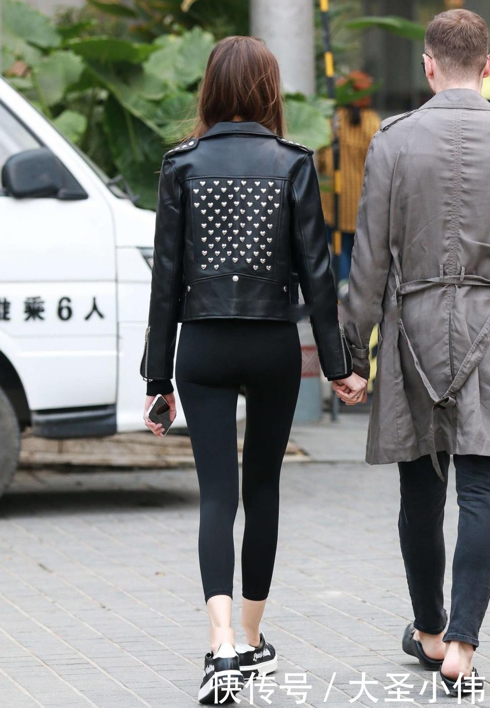 小猫咪|美女街拍:一看就知道是大家闺秀!即使有点小肚子,我还是要她做我的小猫咪