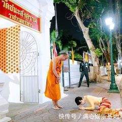 诗妮娜一下车立马跪趴在水泥地不疼吗?比苏提达更卑微,曲线绝了