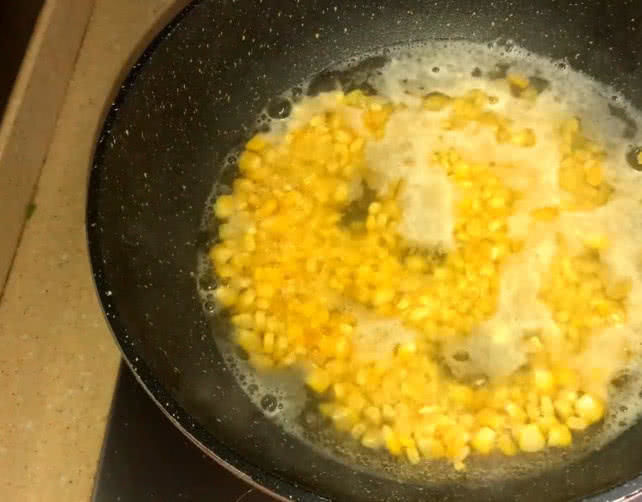 玉米别再煮着吃,加个鸡蛋筷子一搅,三个玉米都不够吃