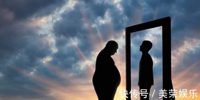 苏格拉底&研究显示:你实际的样子,至少比镜子中的自己丑三成