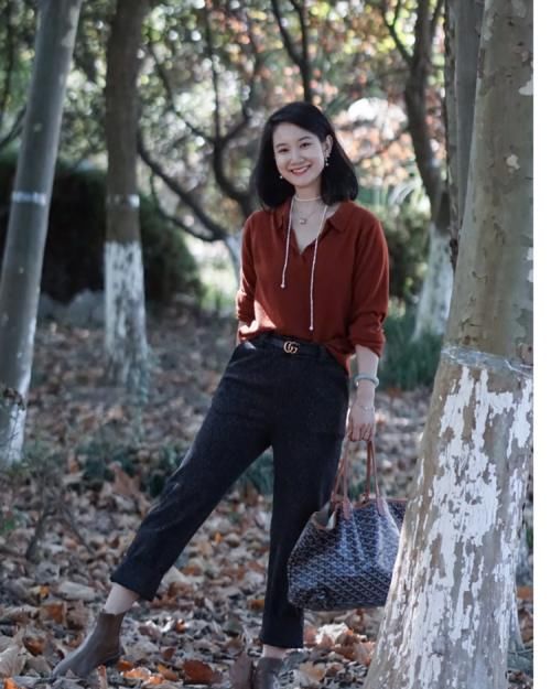 收起阔腿裤吧！现在腿短、腿粗的女人流行穿高筒裤，气质显高显瘦
