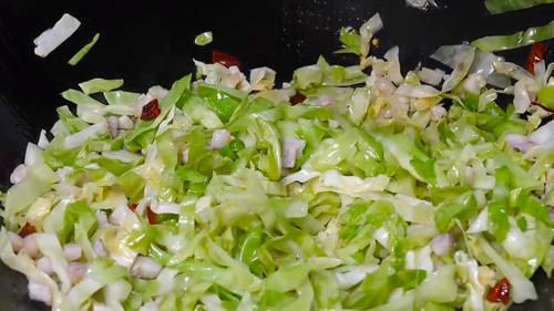 脆爽|包菜炒粉条，记住不要直接炒，技巧告诉你，粉条香滑不粘锅