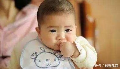 坏习惯|宝宝见什么啃什么,奶奶忍不住塞了猪蹄给孩子,全家人笑翻了