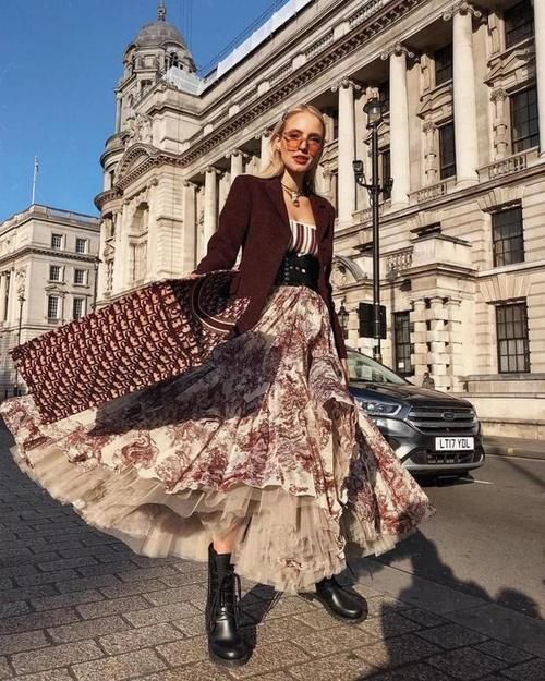 最近流行穿“过膝裙+西装”，洋气显高又保暖，时髦精们也爱了