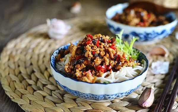 香菇|香菇肉酱自己做,做一次吃10天,能拌面能下饭!