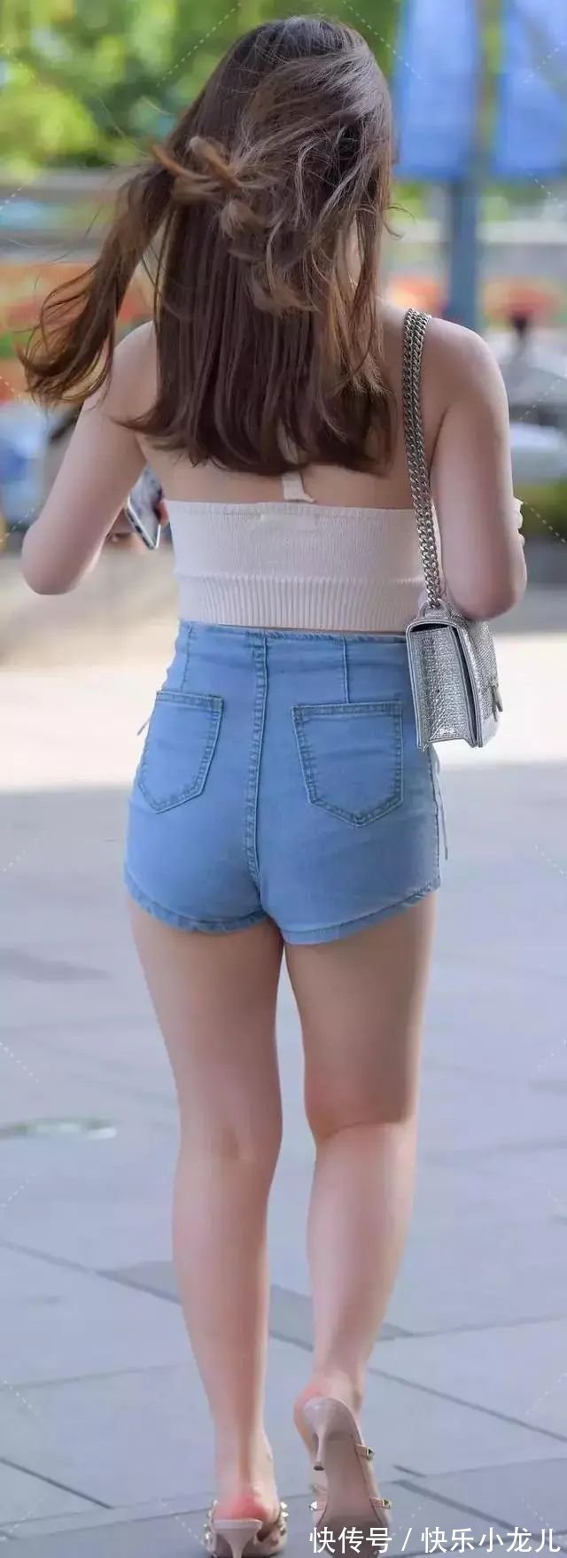 配饰 白色露肩上衣搭配蓝色短裤,构造物体主要轮廓,展示时尚气质