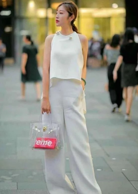 街拍:身材高挑的美女,一条蓝色的连衣裙,青春活力气质