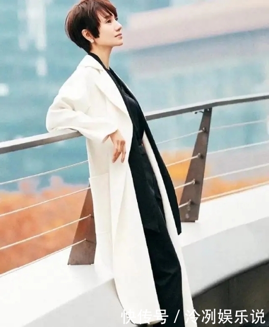 中年的女人,穿大衣少配打底裤,学学明星的“气质”穿法,很减龄