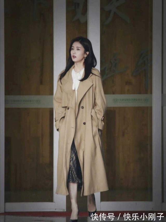 搭配|秋季少不了的风衣,风衣搭配牛仔裤高级洋气,照着穿想不好看都难