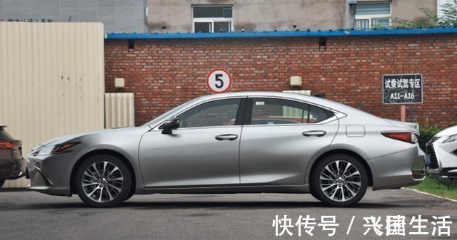 都是白色的车 为什么奥迪奔驰 一看就比丰田本田高级 乐惠车 都是白色的车 为什么奥迪奔驰 一看就比丰田本田高级 乐惠车