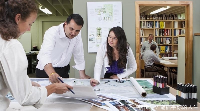 同事|同事都要保持距离,同行更不要说