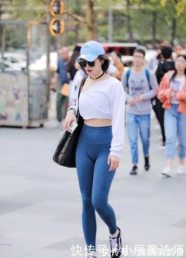紧身 美女穿搭紧致打底裤简约时尚优雅，尽显年轻人的随性不羁