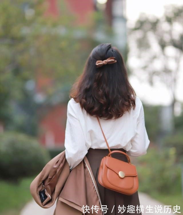 T恤 微胖女生怎么穿才好看西服外套搭配T恤和黑色短裤,显高又显瘦