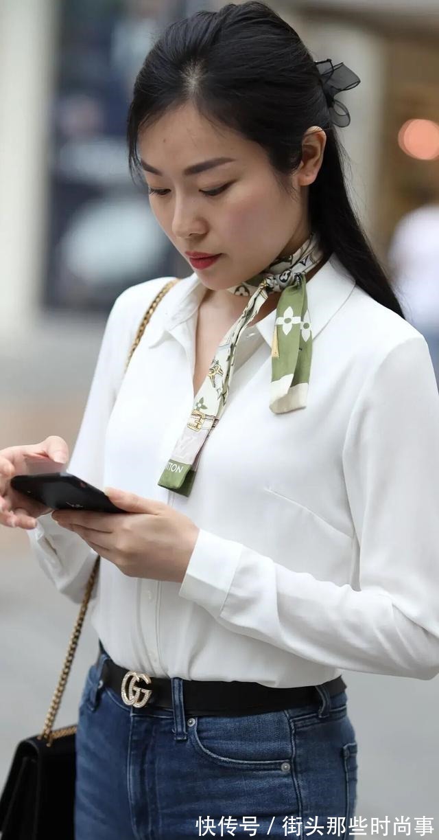 围巾 小姐姐好时髦,白衬衣配修身牛仔裤显腿细,带绿色印花围巾更减龄!