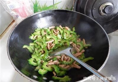 苦瓜炒肉丝是有诀窍的,这样炒苦瓜不苦,肉丝不柴,色泽翠绿好吃