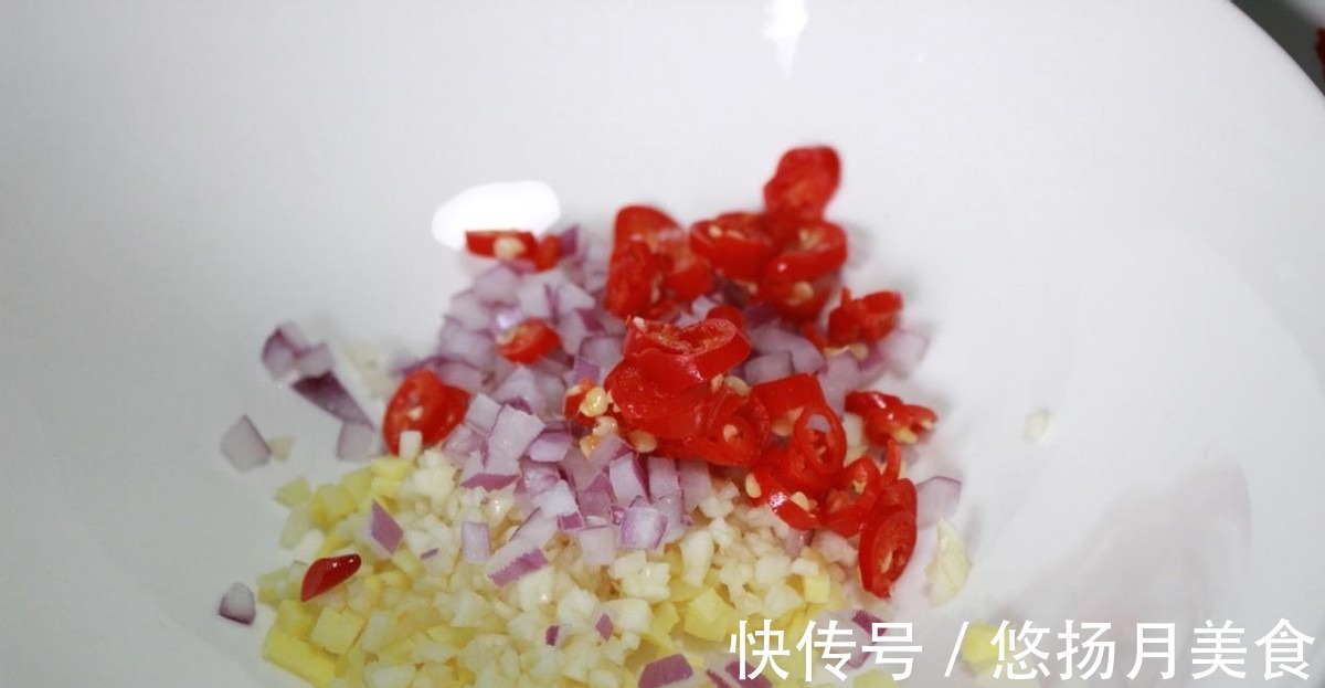 鲜美|花甲营养丰富，味道鲜美，酸辣味好吃到舔手指！