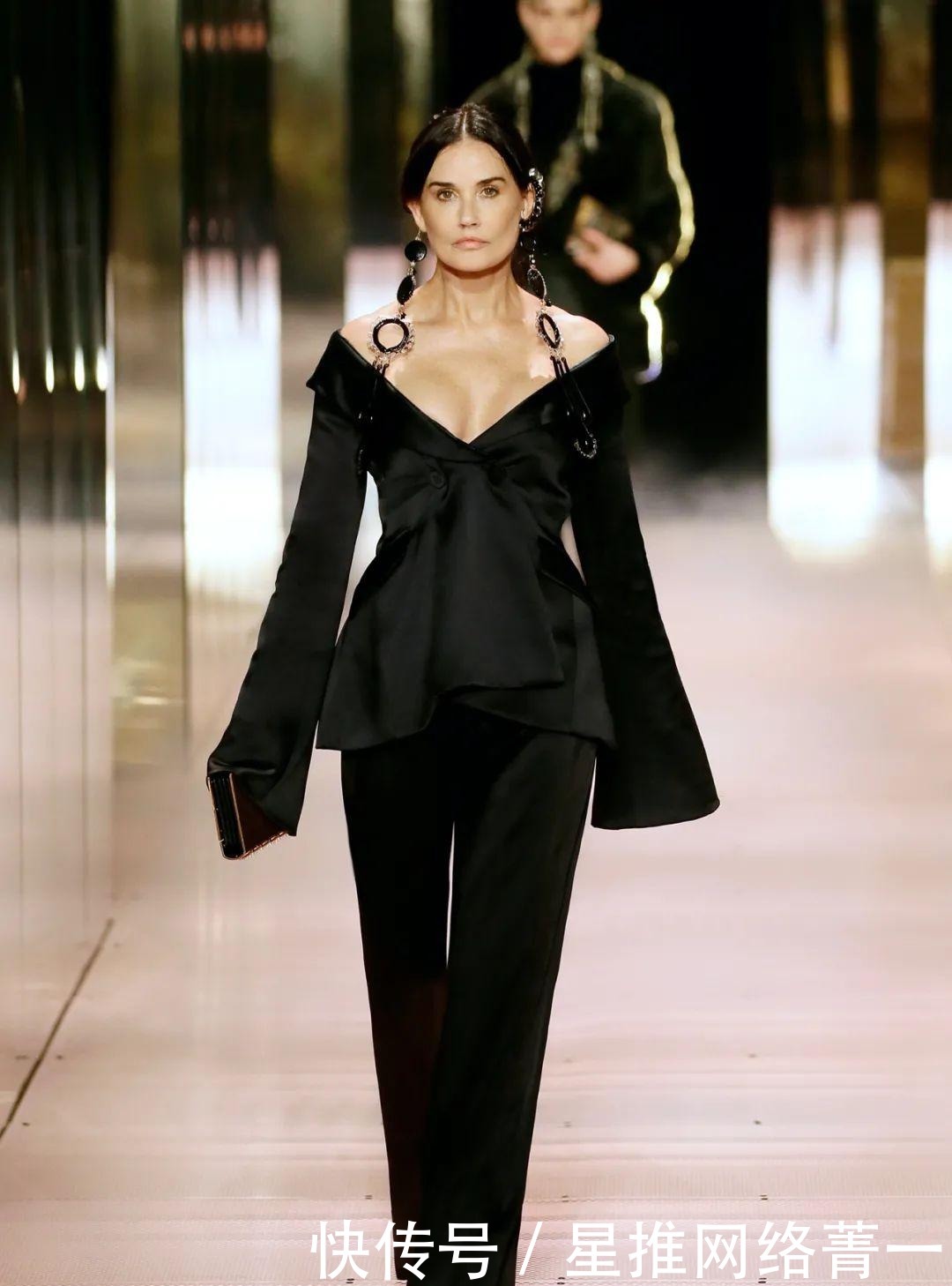 jones|黛米·摩尔走秀的FENDI2021高定秀,她们为艺术站台