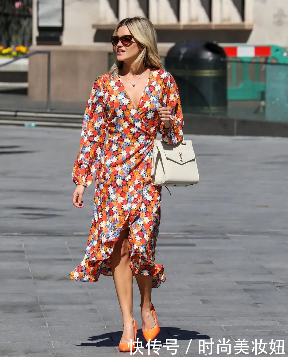 浪漫|周涛这回造型美出圈了,一袭印花连衣裙气质浪漫,减龄10岁不止
