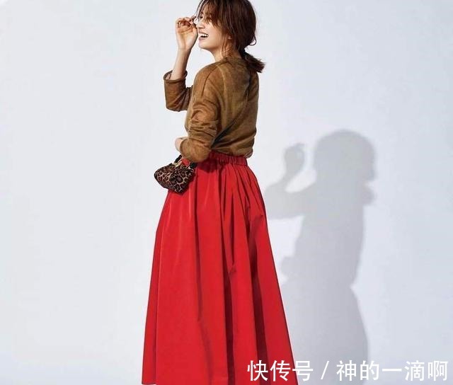 穿搭 毛衣+半裙，教你感受冬季穿搭那一抹温暖和摇曳并存的浪漫之美！