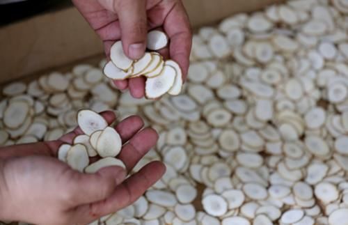 101歲的老人，皮膚僅60歲無色斑，訣竅是不做4件事，多喝2種水