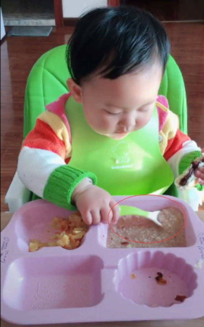 学会|2岁女娃自己吃饭,学会独立很重要,网友:娃吃饭的样子太有食欲