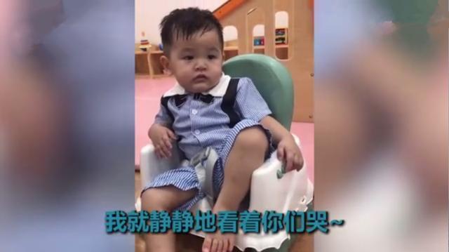 幼儿园萌娃“大佬坐姿”看其他孩子哭火了，网友娃是去监工的