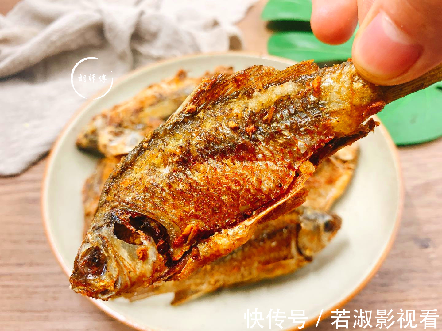 做法|炸鲫鱼时，有人裹面粉，有人直接炸，都不对！教您正确做法，真脆