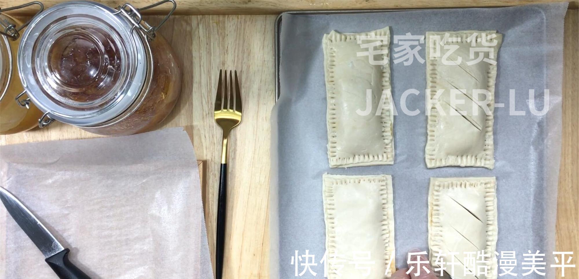 果酱|手抓饼果酱派，制作方法超级简单，吃起来脆脆甜甜哒，超级好吃。